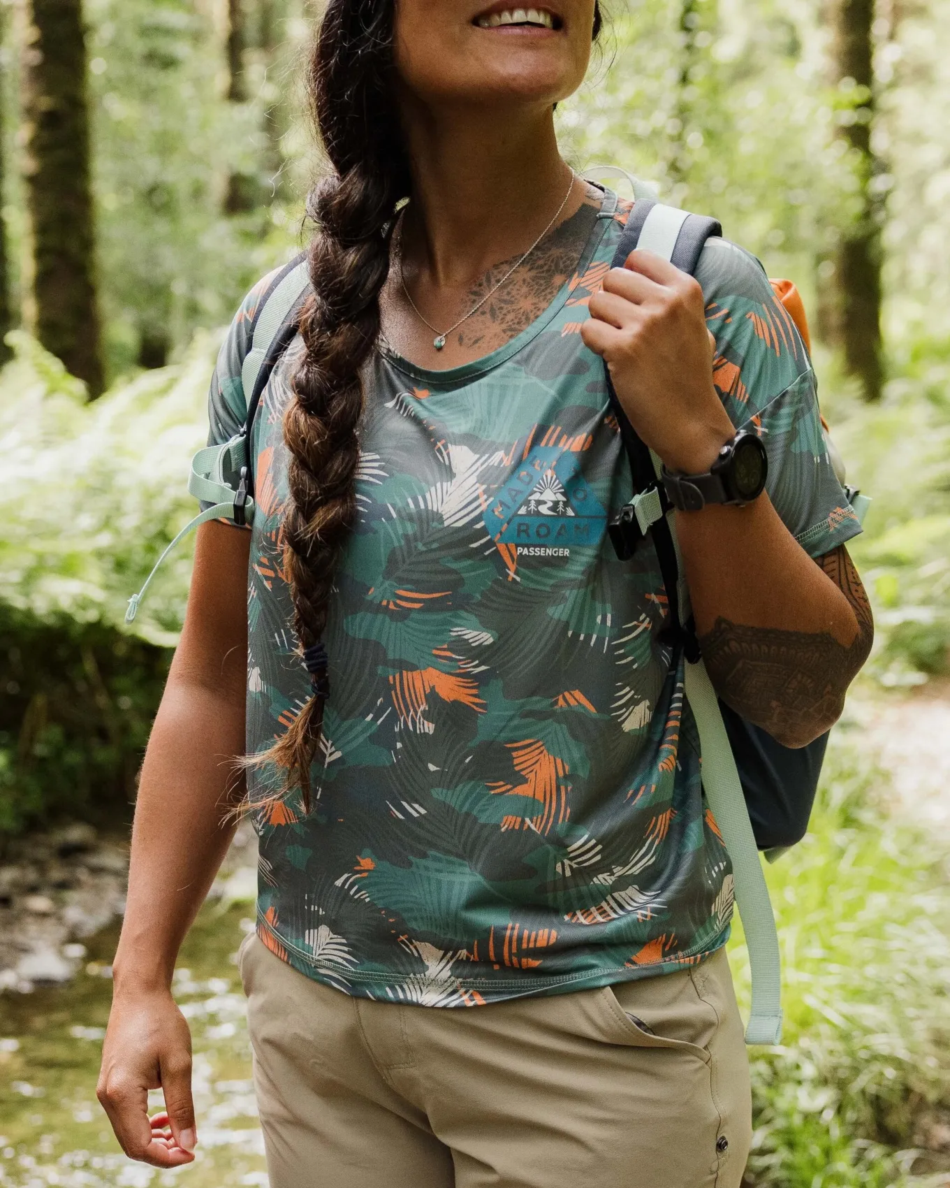 Chakra Tie Back Aktiv Recyceltes T-Shirt - Palm Camo Tiefsee