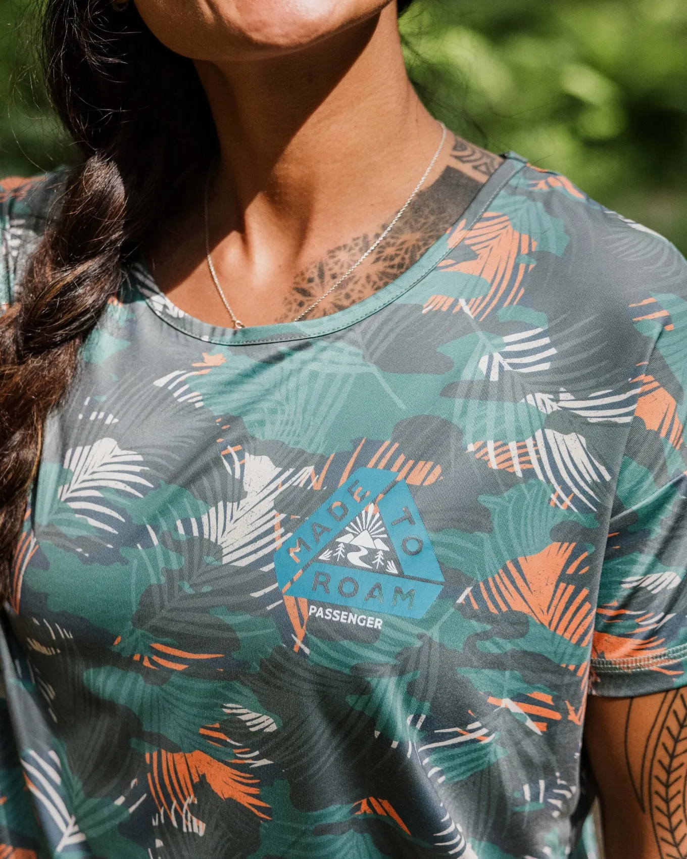 Chakra Tie Back Aktiv Recyceltes T-Shirt - Palm Camo Tiefsee