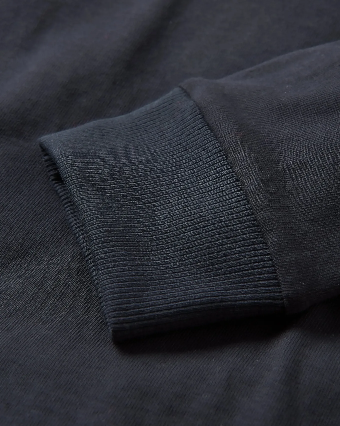 Dawn Recyceltes Baumwoll-Langarmshirt - Schwarz