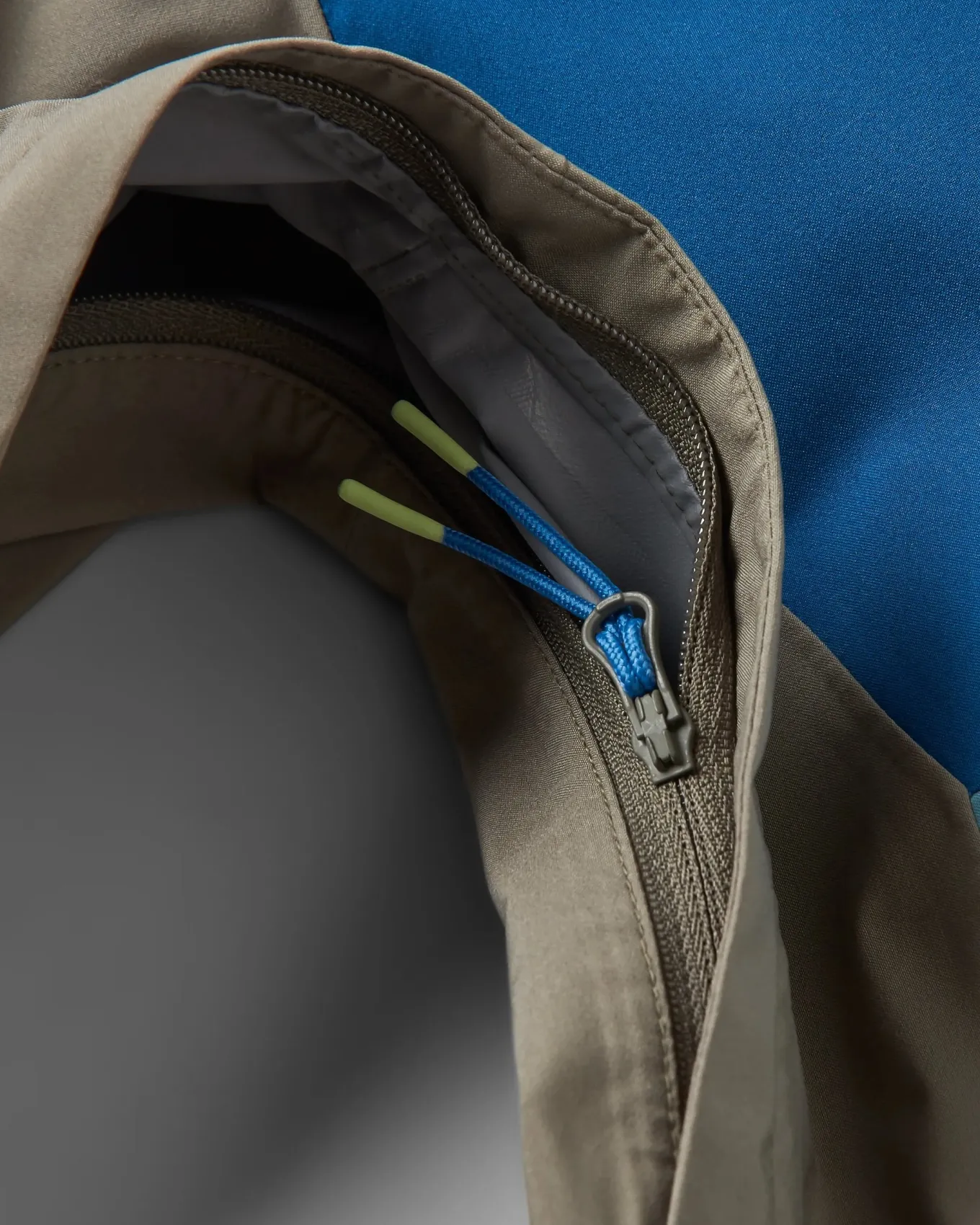Downpour Recycelte Wasserdichte Jacke - Gezeitenblau/Arktis/Staubige Olive