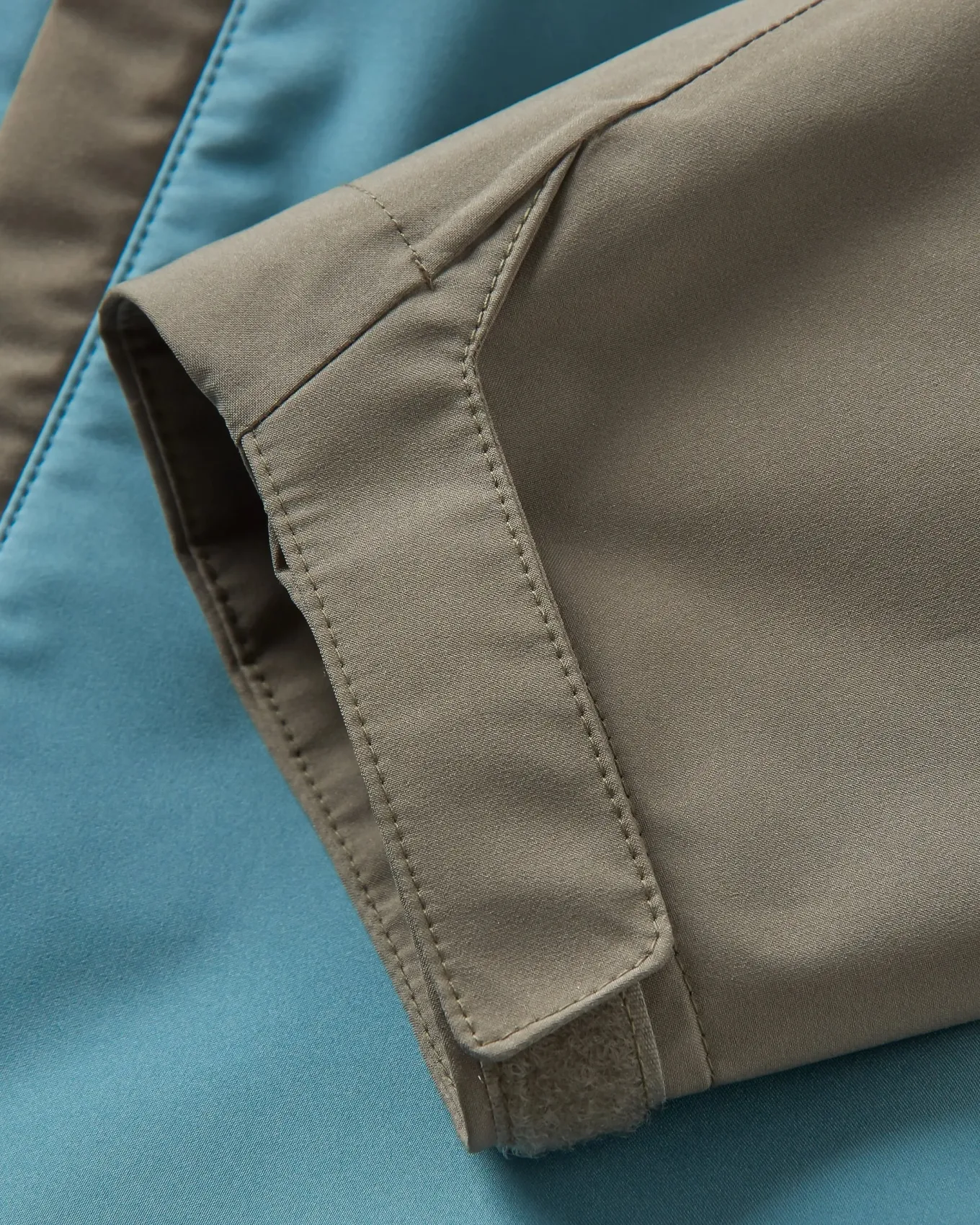 Downpour Recycelte Wasserdichte Jacke - Gezeitenblau/Arktis/Staubige Olive