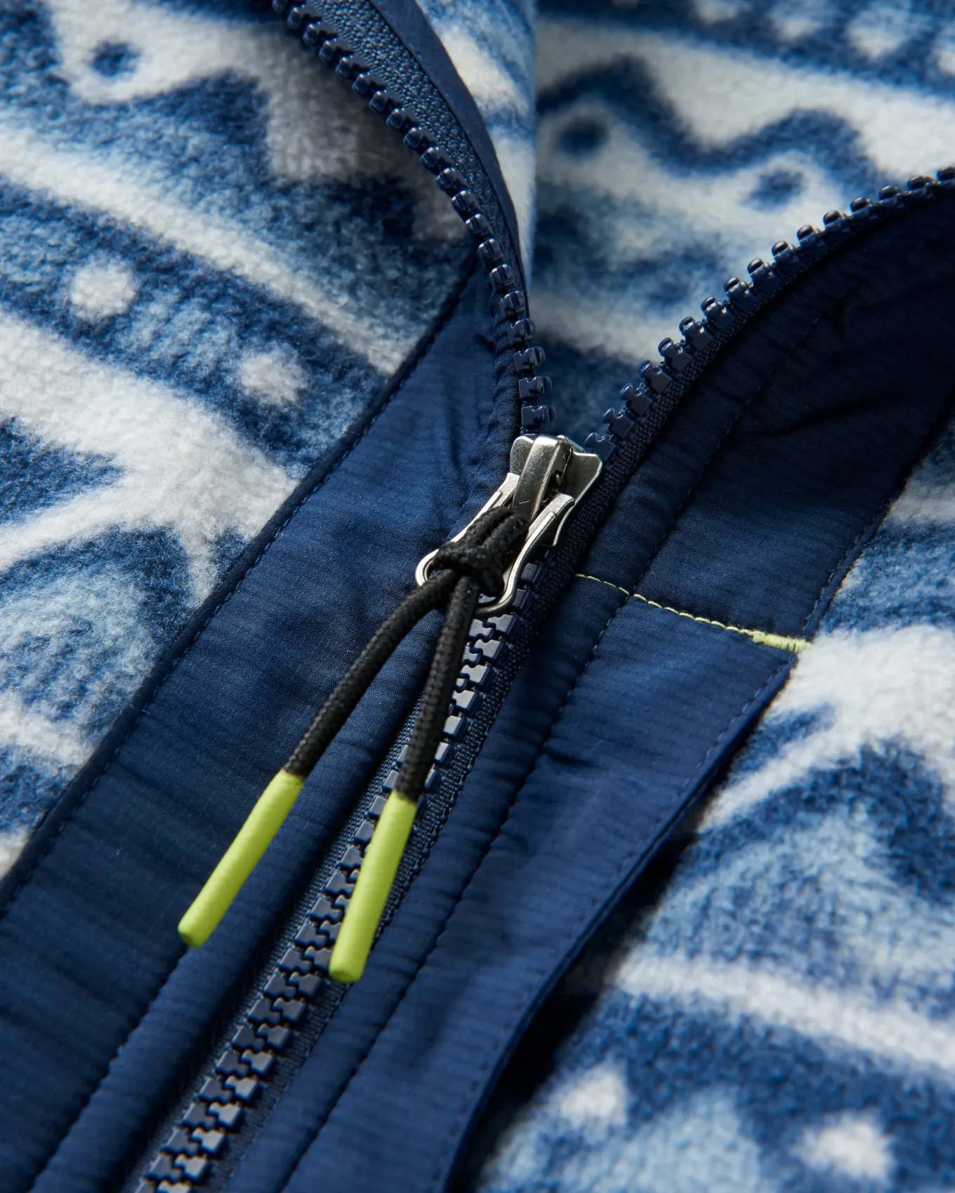 Ebb Recyceltes Polarfleece - Berg Geo Grau Blau