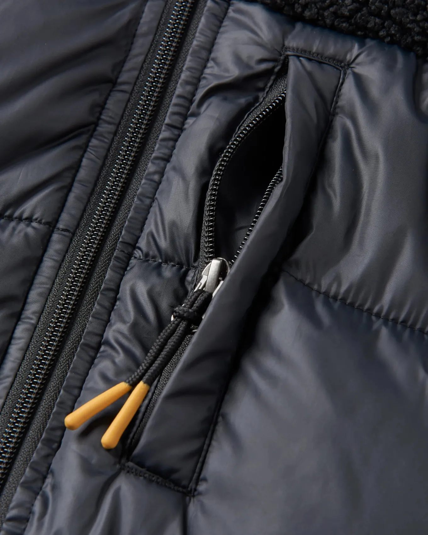 Elowen Kapuzenjacke aus recyceltem Isoliermaterial - Schwarz