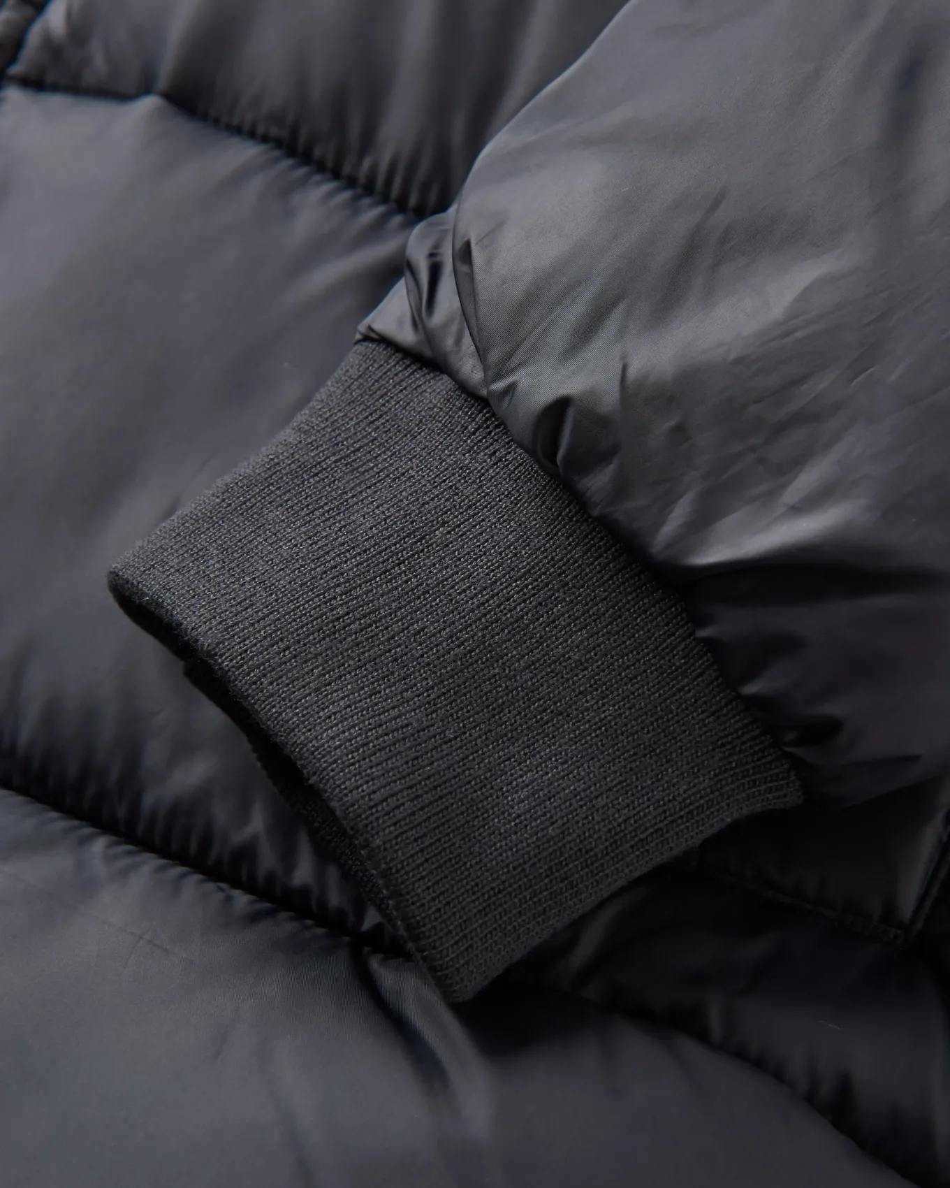 Elowen Kapuzenjacke aus recyceltem Isoliermaterial - Schwarz