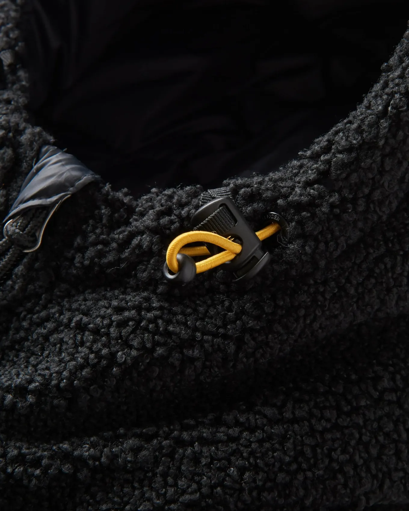 Elowen Kapuzenjacke aus recyceltem Isoliermaterial - Schwarz