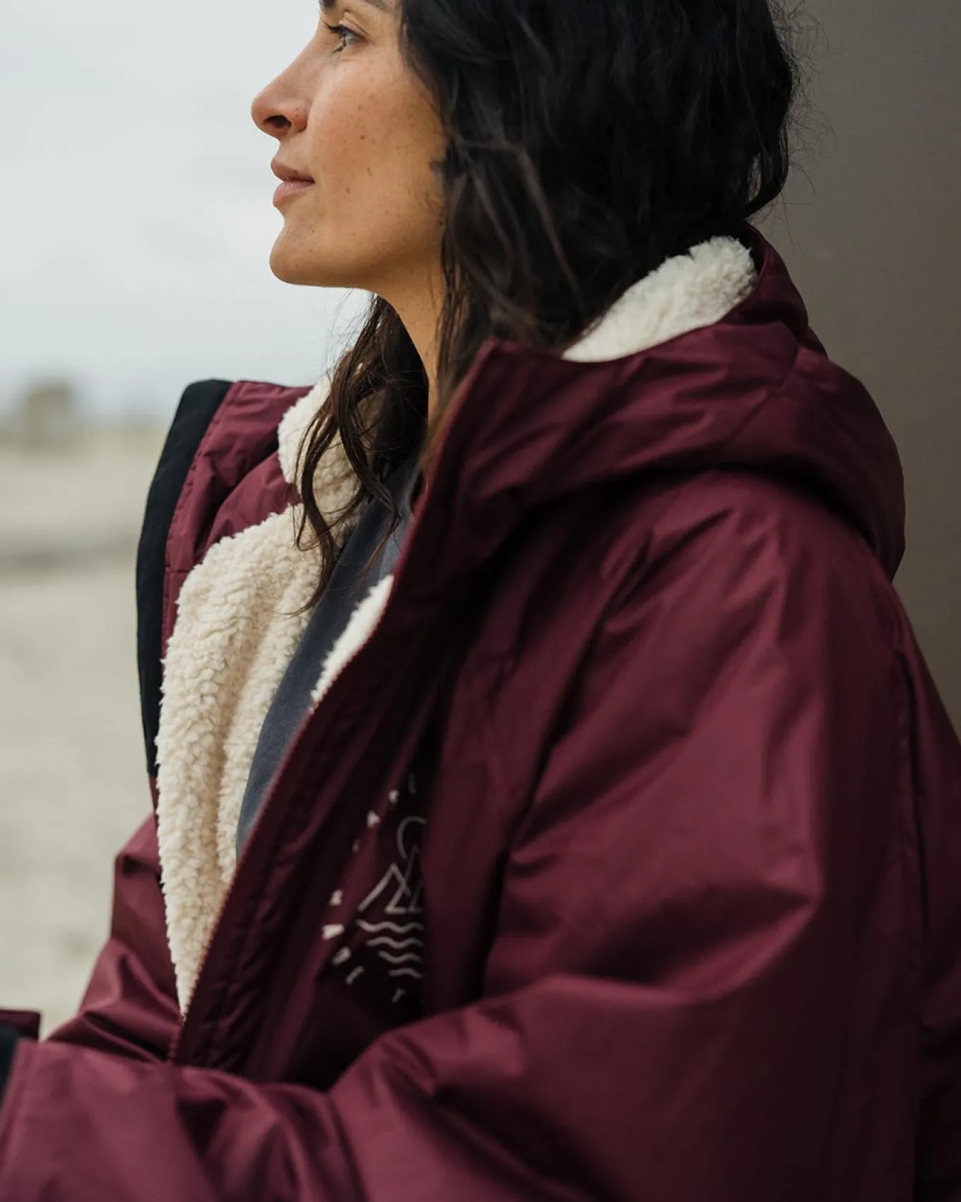 Escapism Recycelter Sherpa-gefütterter Surf Poncho - Windsor-Wein