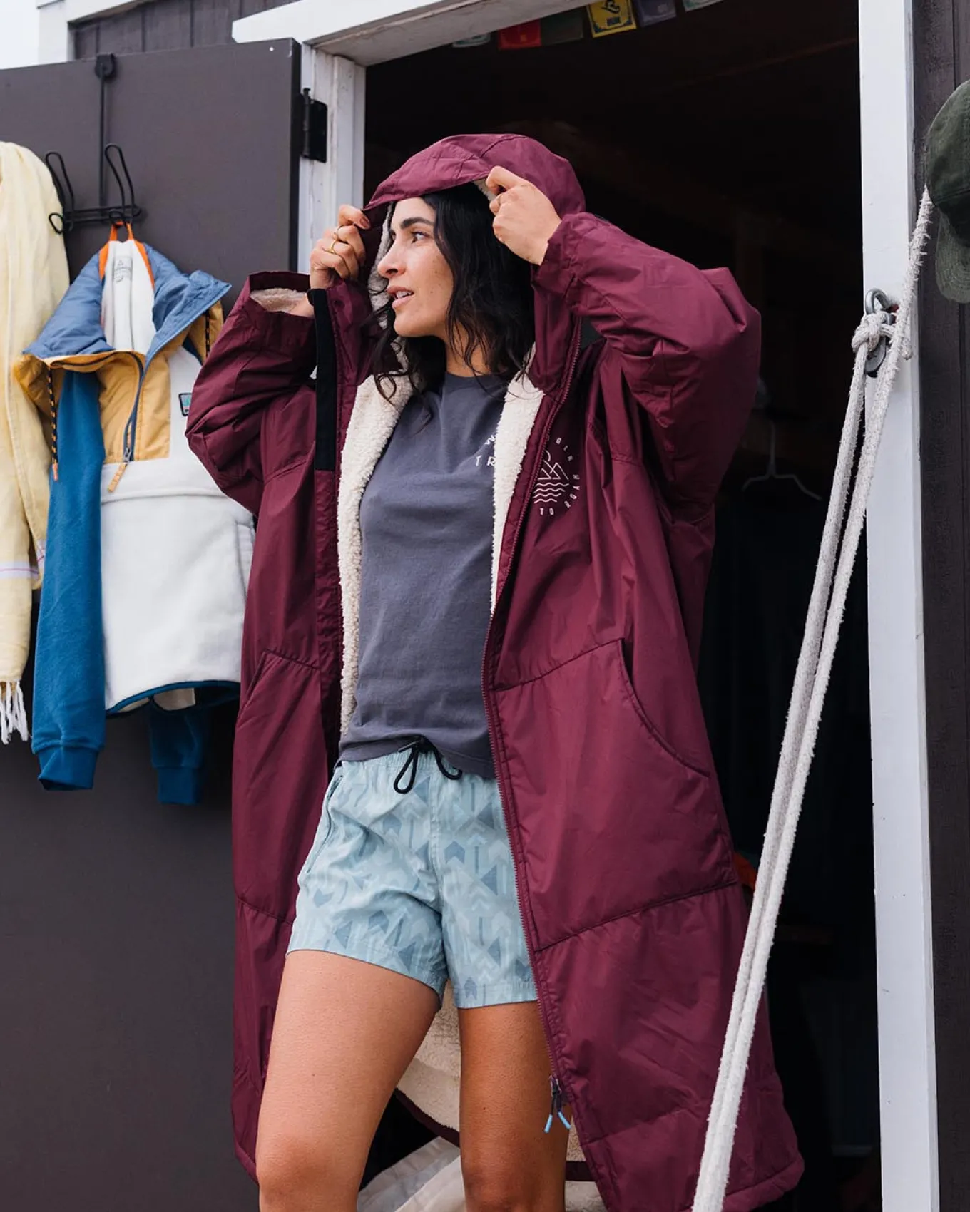 Escapism Recycelter Sherpa-gefütterter Surf Poncho - Windsor-Wein