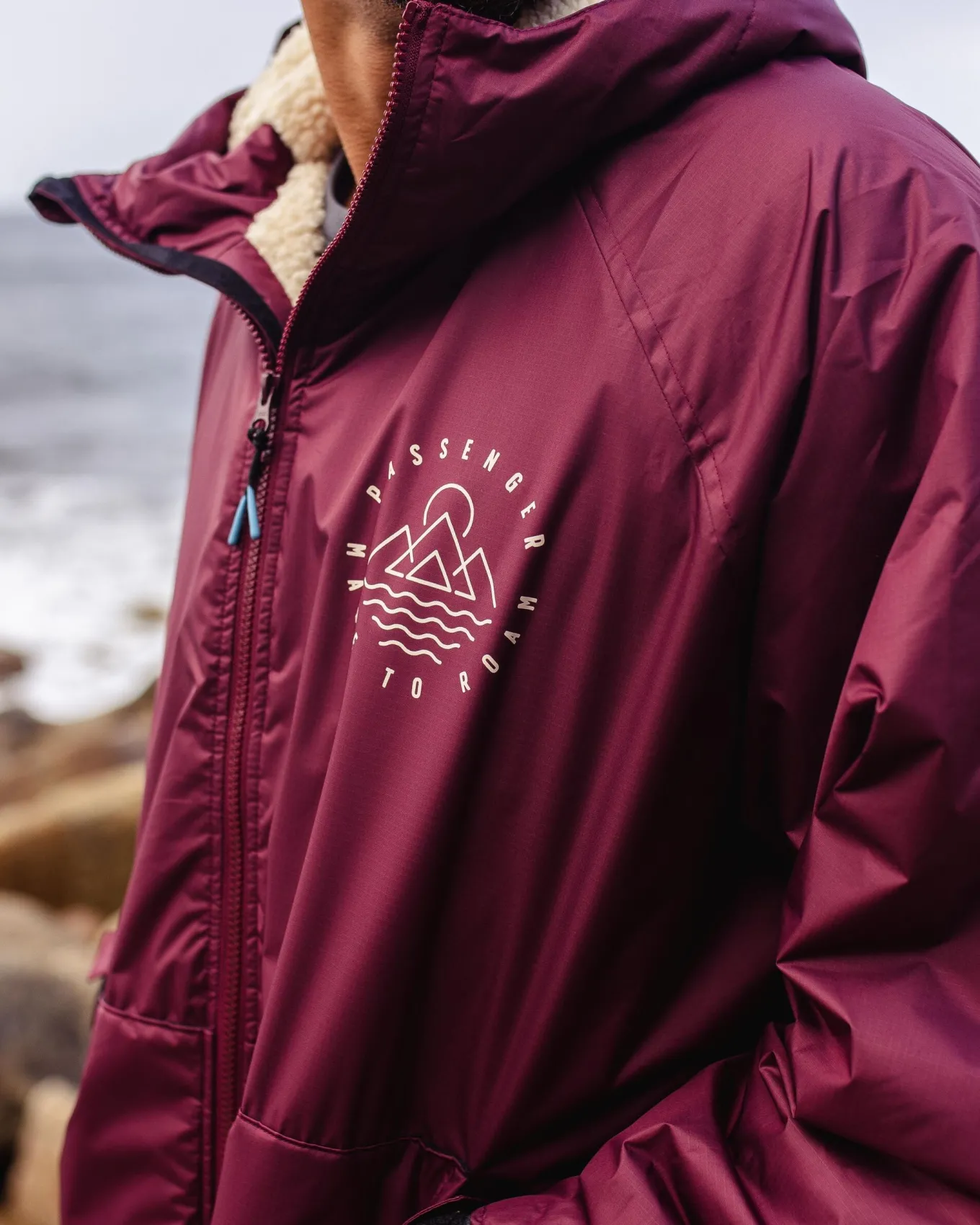 Escapism Recycelter Sherpa-gefütterter Surf Poncho - Windsor-Wein