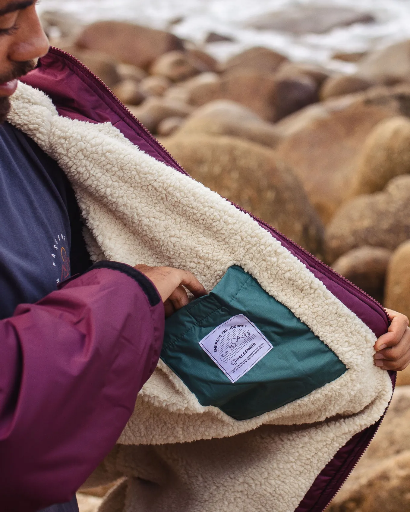 Escapism Recycelter Sherpa-gefütterter Surf Poncho - Windsor-Wein