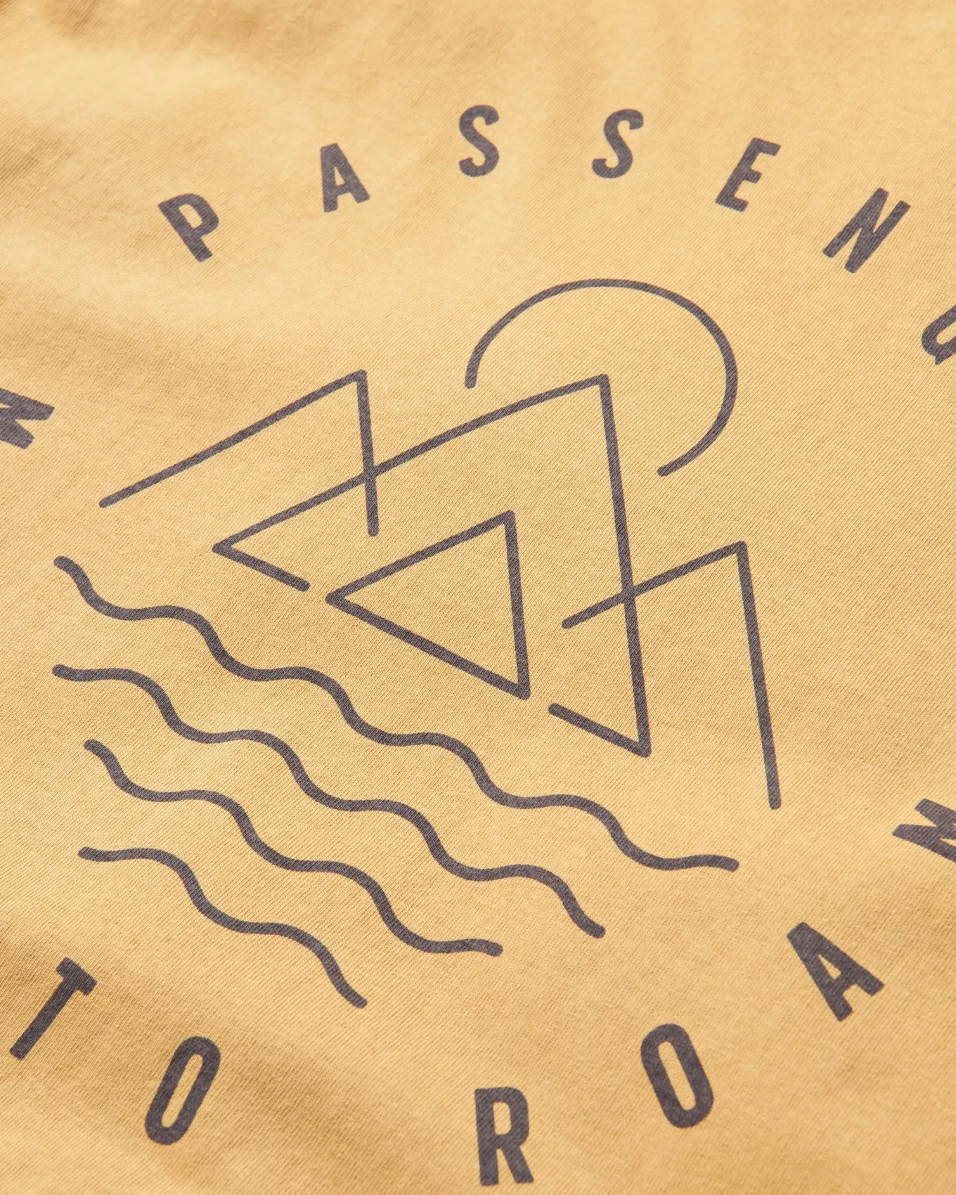 Escapism Recyceltes Baumwoll-T-Shirt - Senfgold