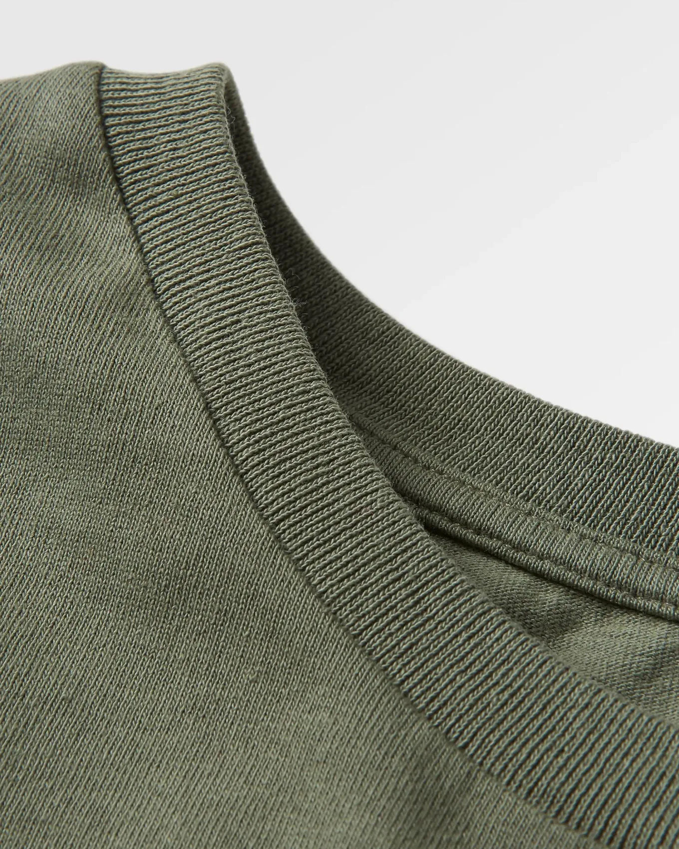 Escapism Recyceltes Baumwoll-T-Shirt - Staubige Olive