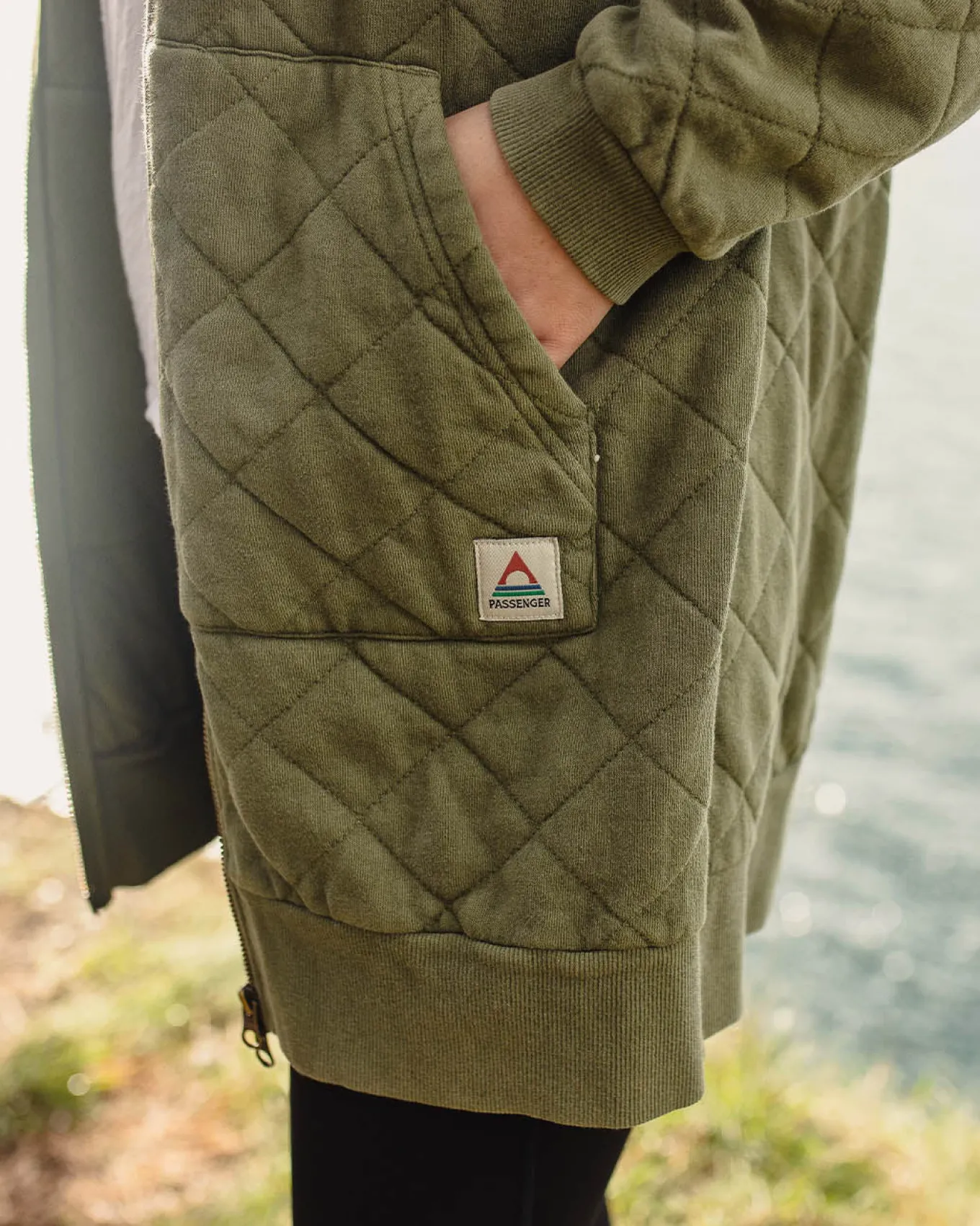 Getaway Recycelte Gesteppte Kapuzenjacke mit Reißverschluss - Khaki