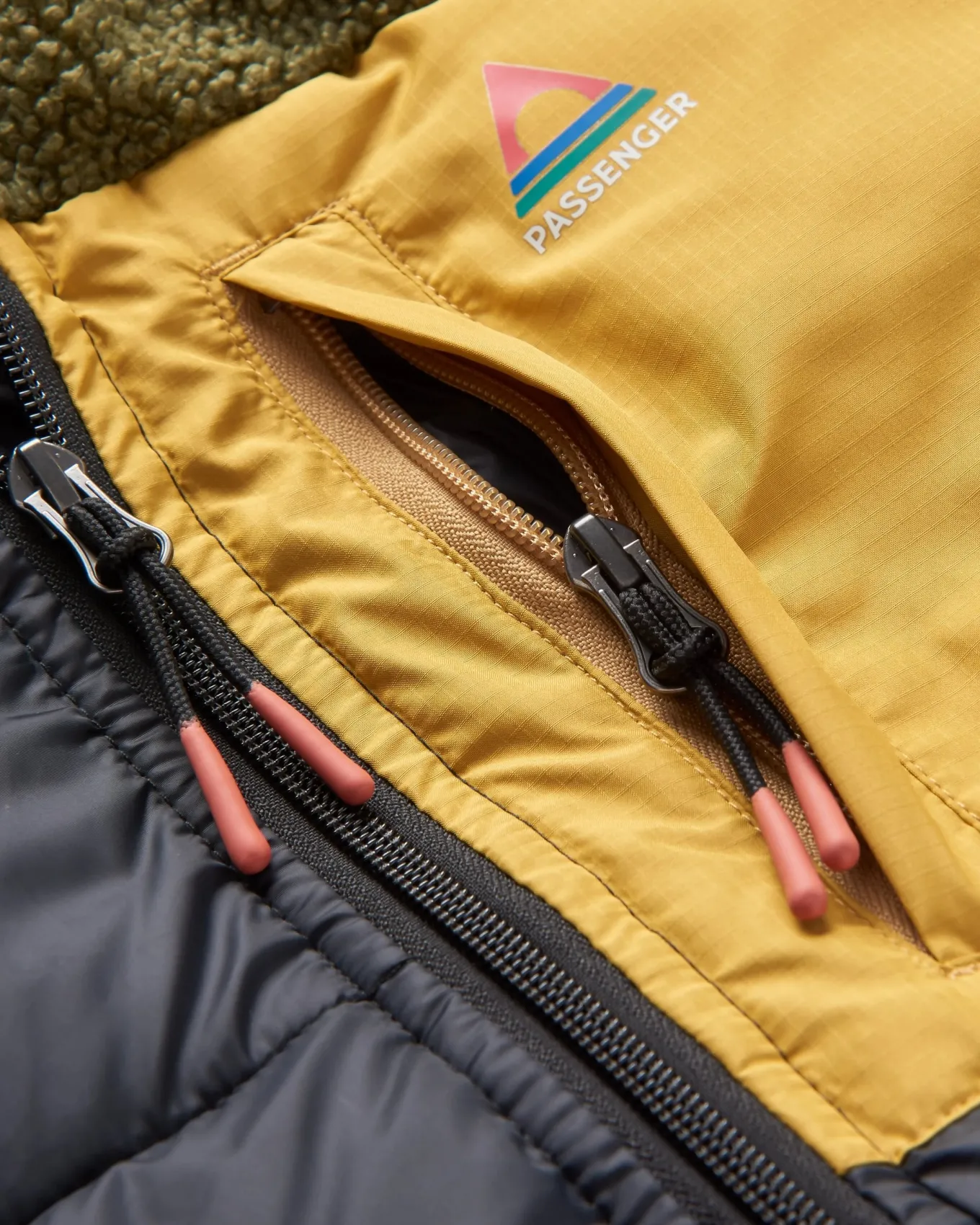 Journey Recycelte Isolierjacke - Schwarz/Khaki