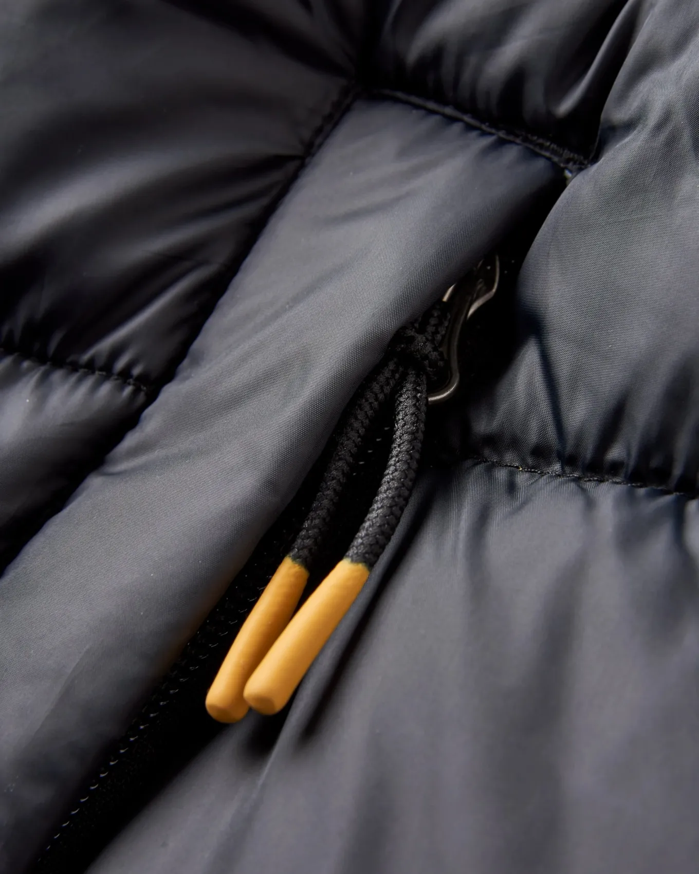 Kai Recycelte Isolierjacke - Schwarz