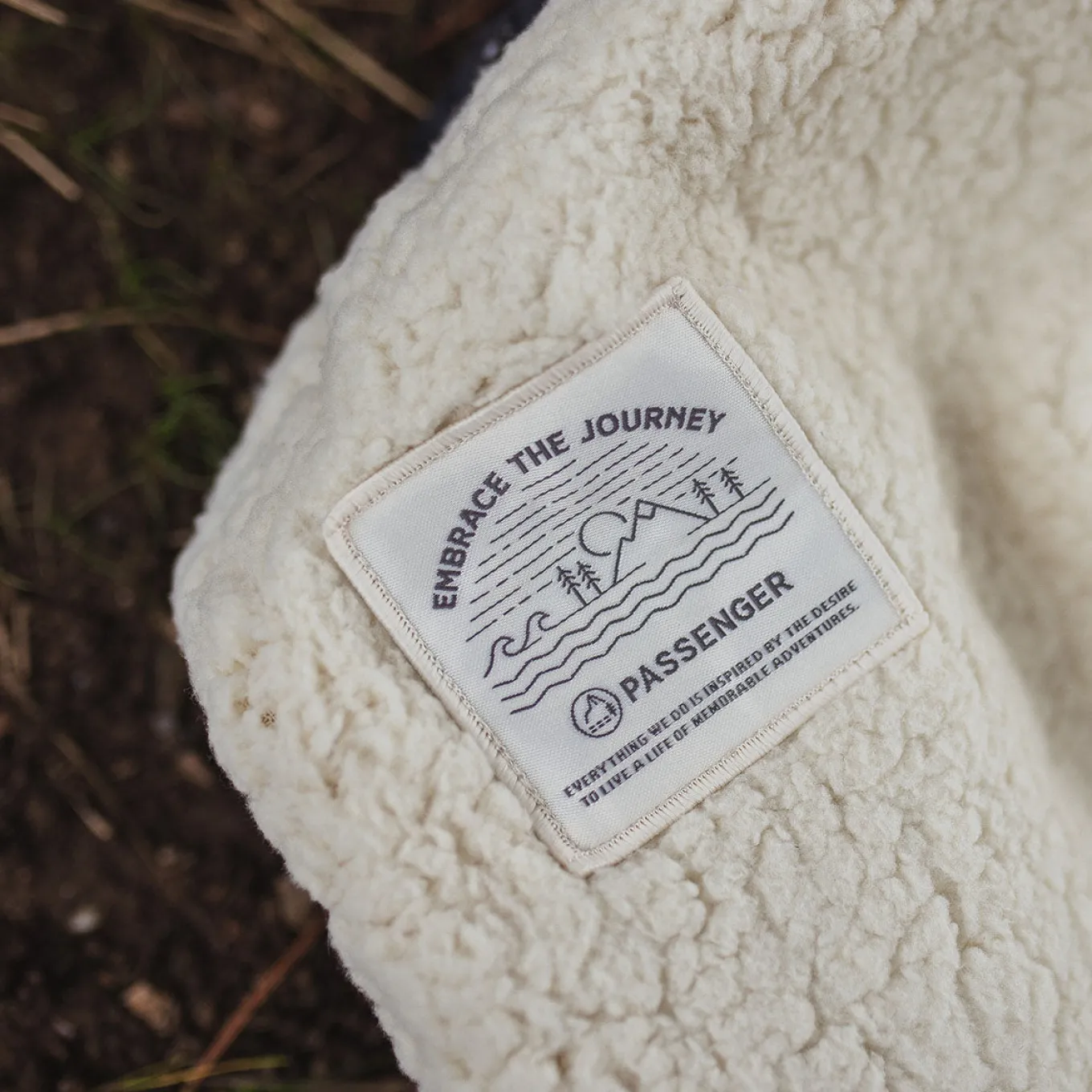Nomadic Recycelte Sherpa Decke - Schwarz 'Nowhere Bound' Druck