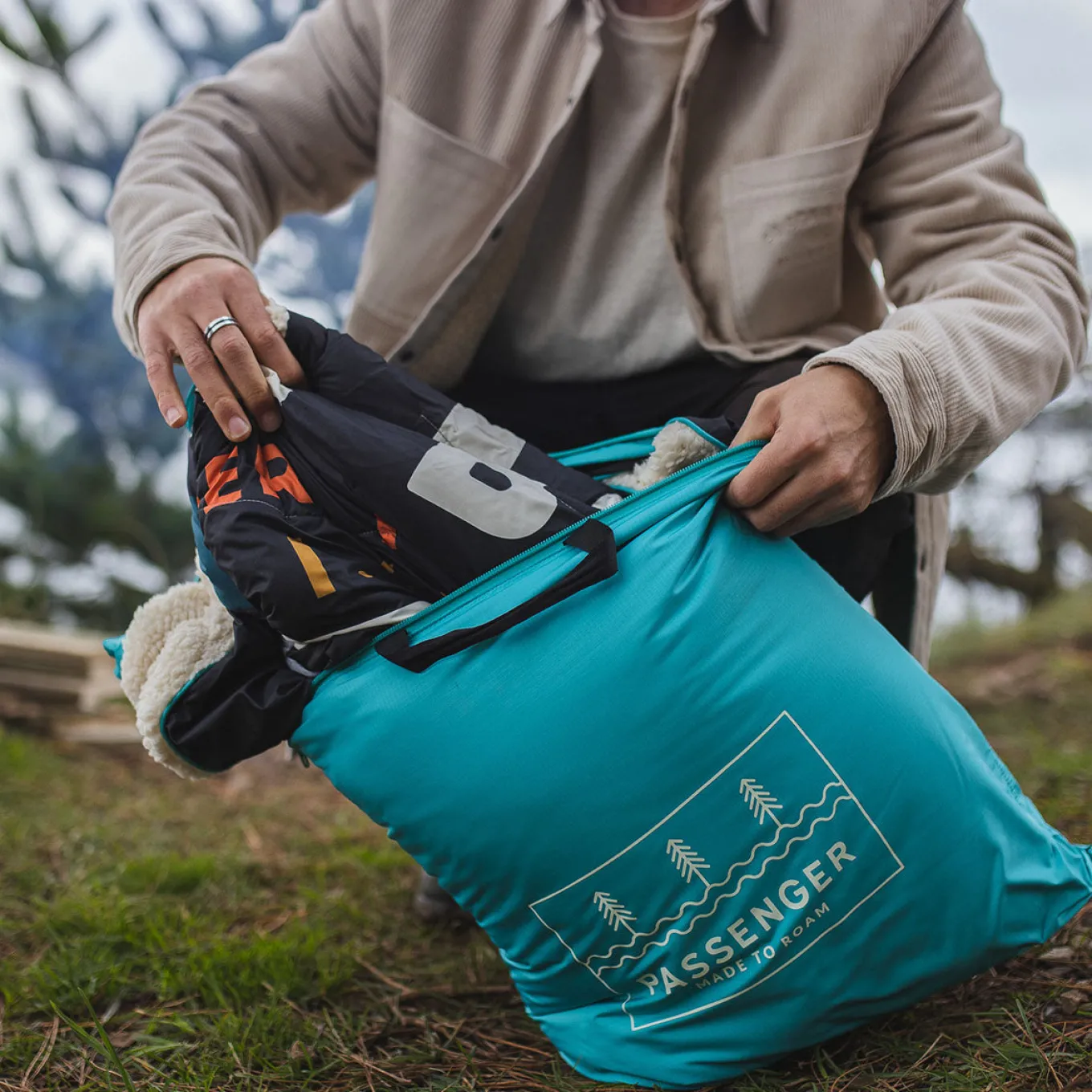 Nomadic Recycelte Sherpa Decke - Schwarz 'Nowhere Bound' Druck