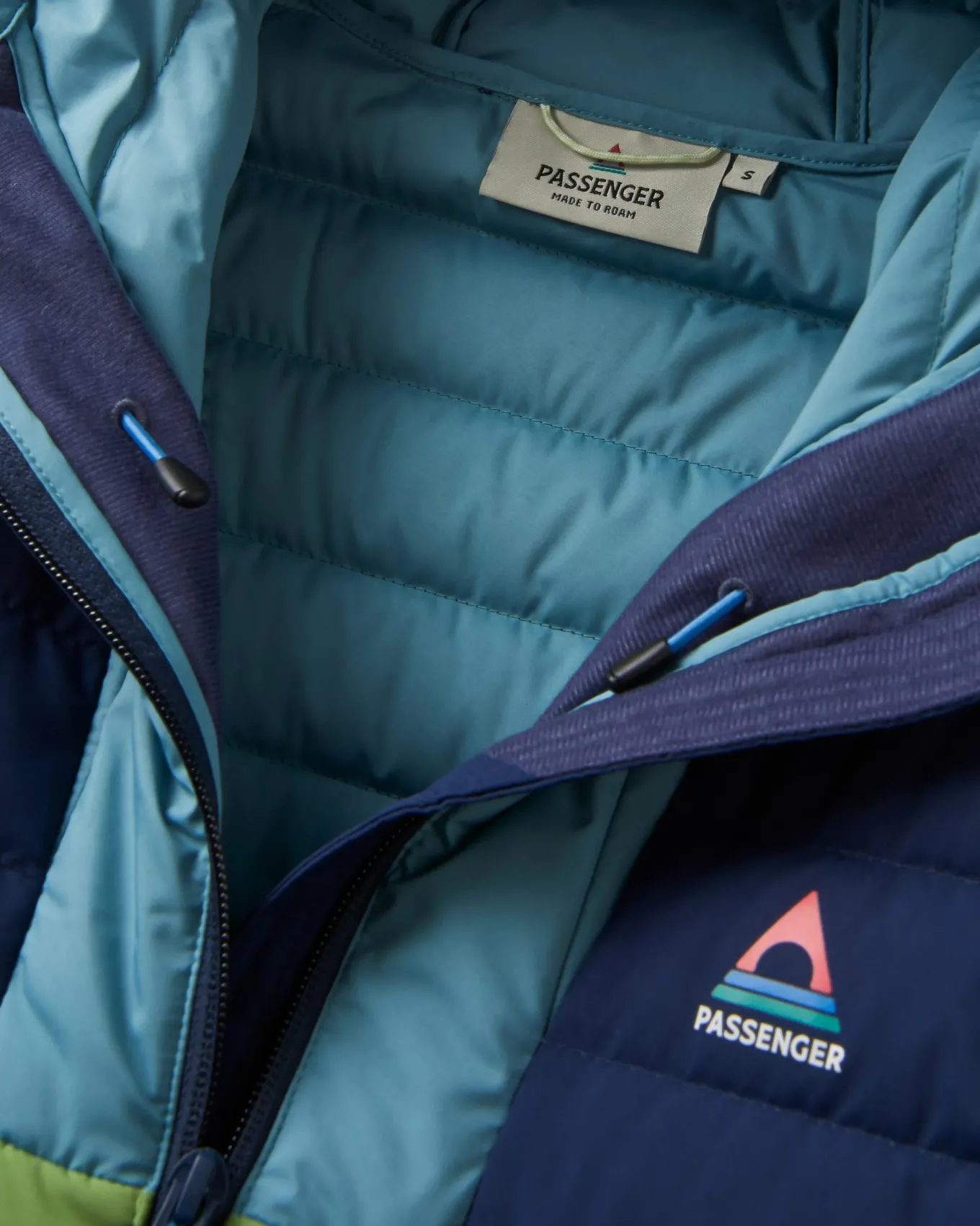 Northstar Daunenjacke aus recyceltem Material - Sattes Marineblau/Birnengrün/Arktis