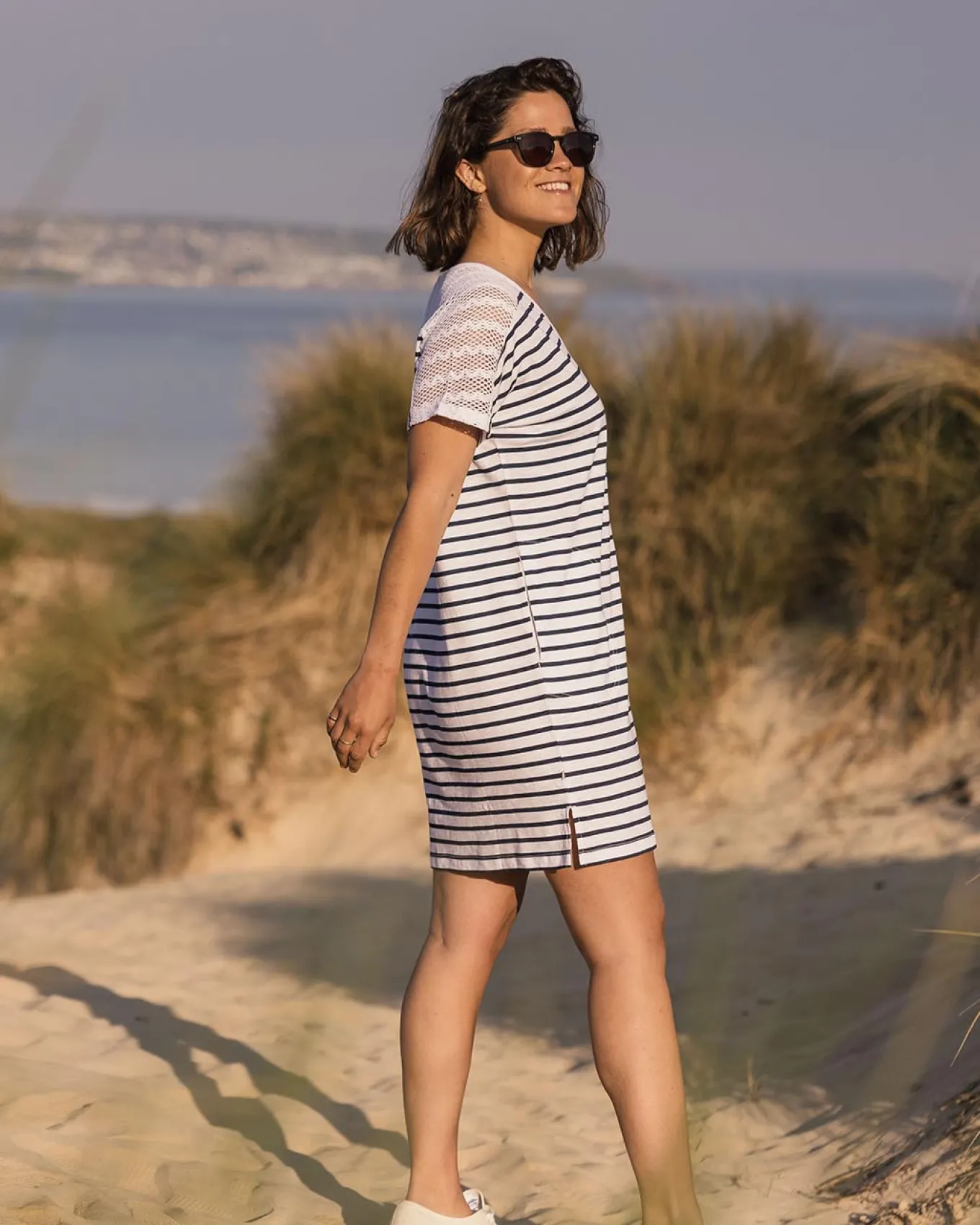 Olive übergroßes T-Shirt-Kleid aus recycelter Baumwolle - Marine Streifen