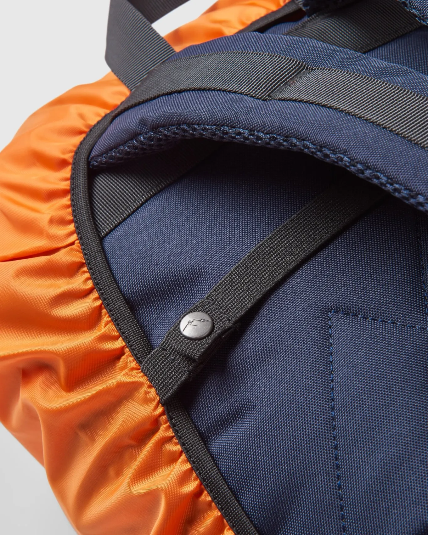 Recycelte wasserdichte Rucksackhülle (18-35L) - Sonnenaufgang Orange