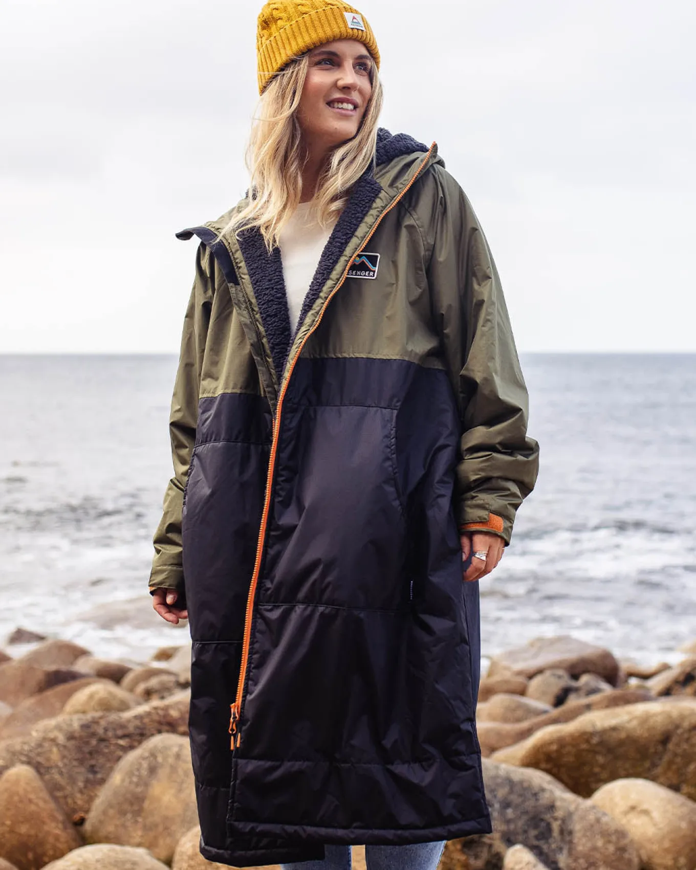 Roaming recycelter Sherpa-Surfponcho - Schwarz/ Khaki