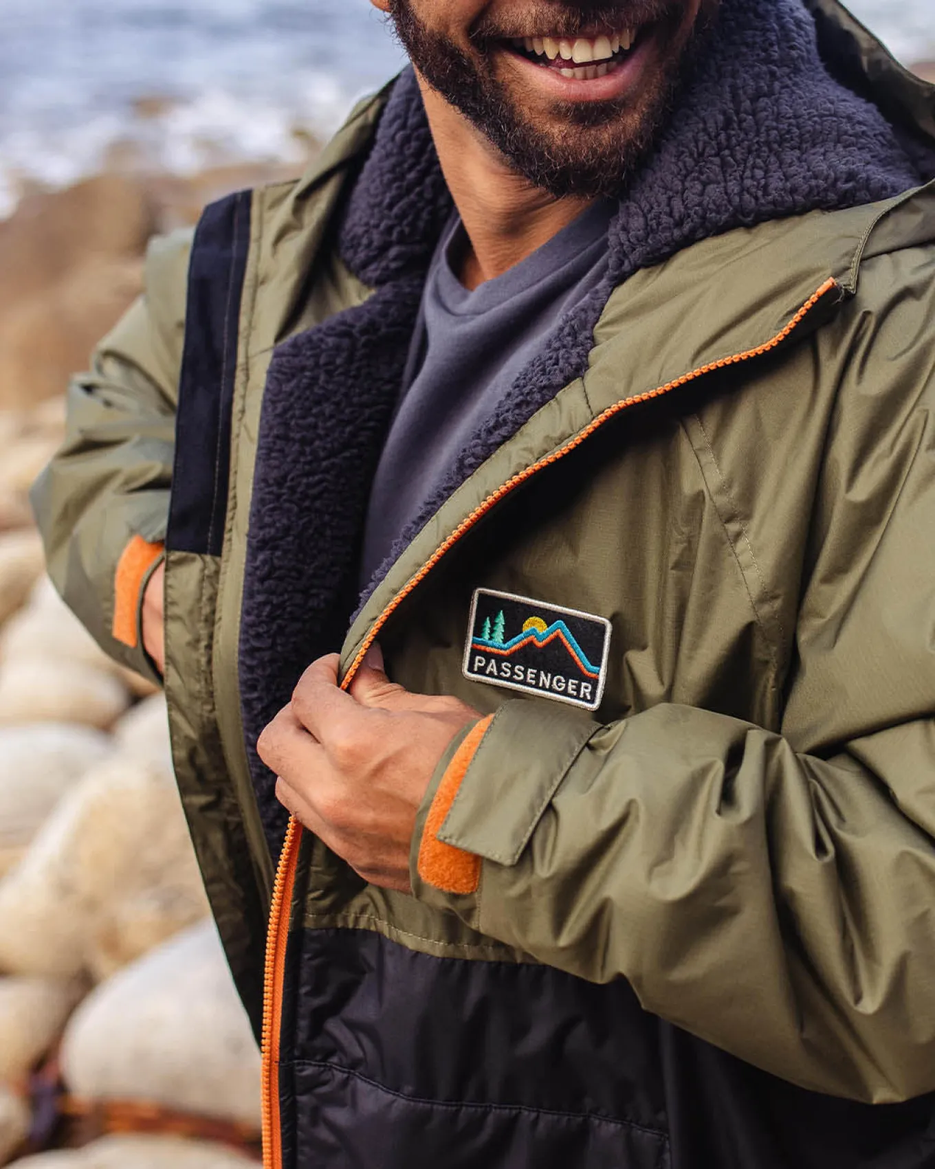 Roaming recycelter Sherpa-Surfponcho - Schwarz/ Khaki