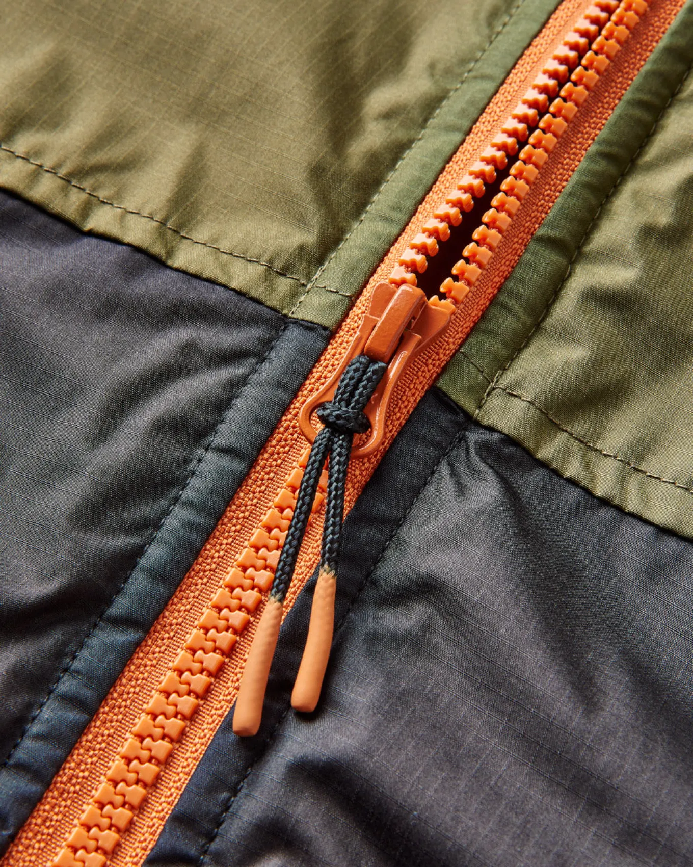 Roaming recycelter Sherpa-Surfponcho - Schwarz/ Khaki