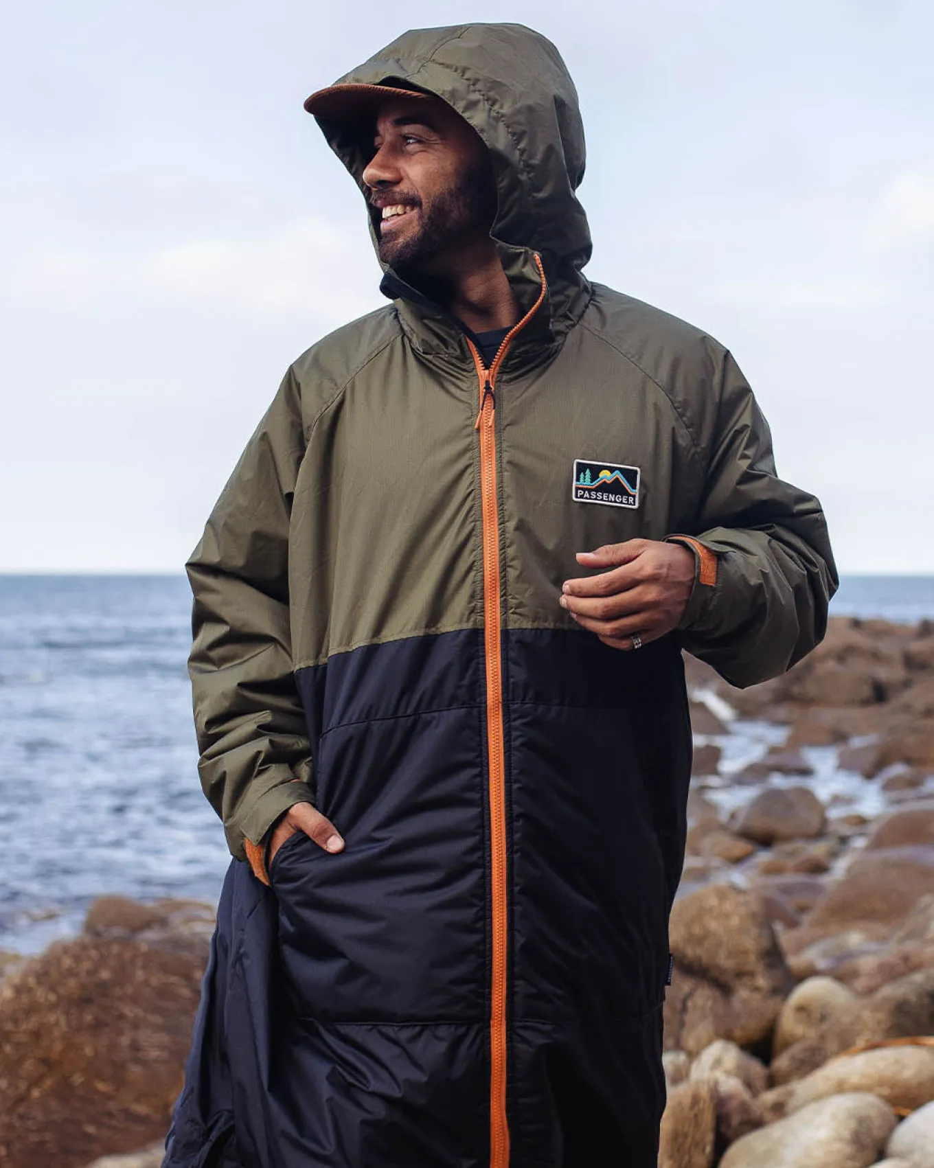 Roaming recycelter Sherpa-Surfponcho - Schwarz/ Khaki