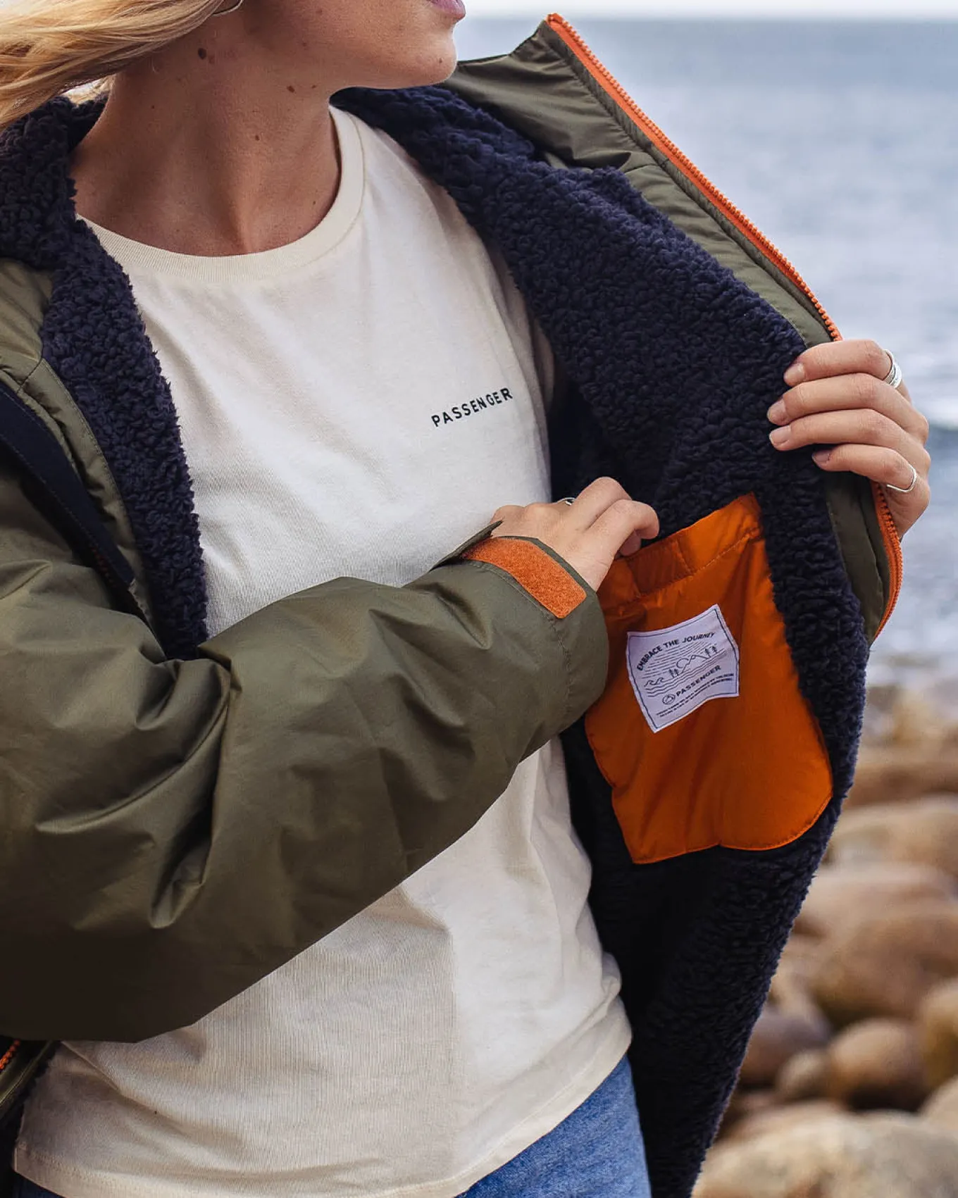 Roaming recycelter Sherpa-Surfponcho - Schwarz/ Khaki