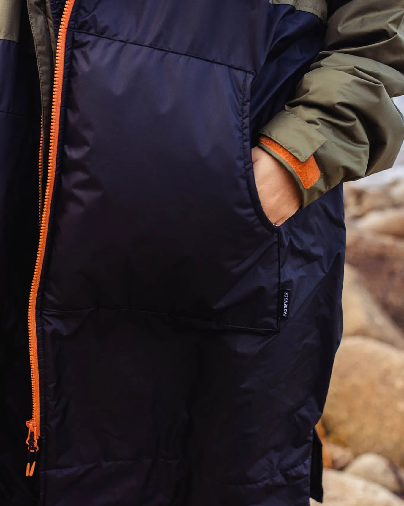 Roaming recycelter Sherpa-Surfponcho - Schwarz/ Khaki