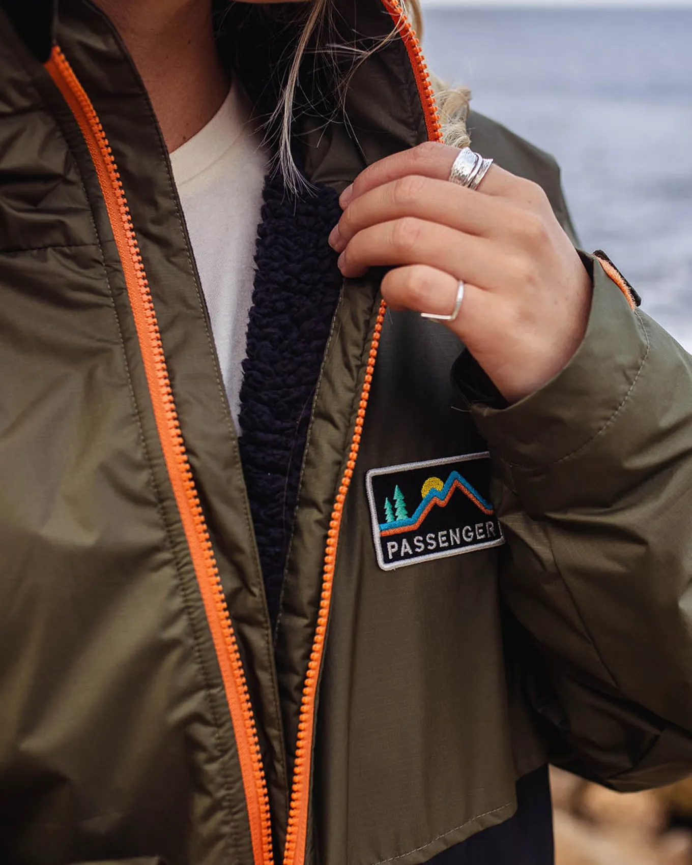Roaming recycelter Sherpa-Surfponcho - Schwarz/ Khaki