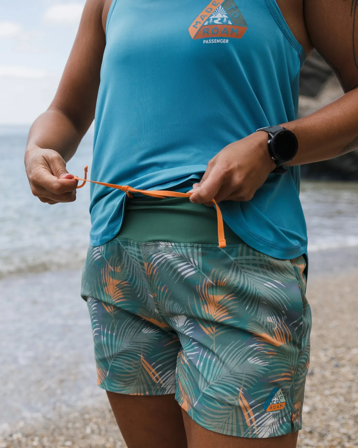 Roundtrip Recycelte Allzweck-Trail-Shorts - Palm Camo Tiefsee