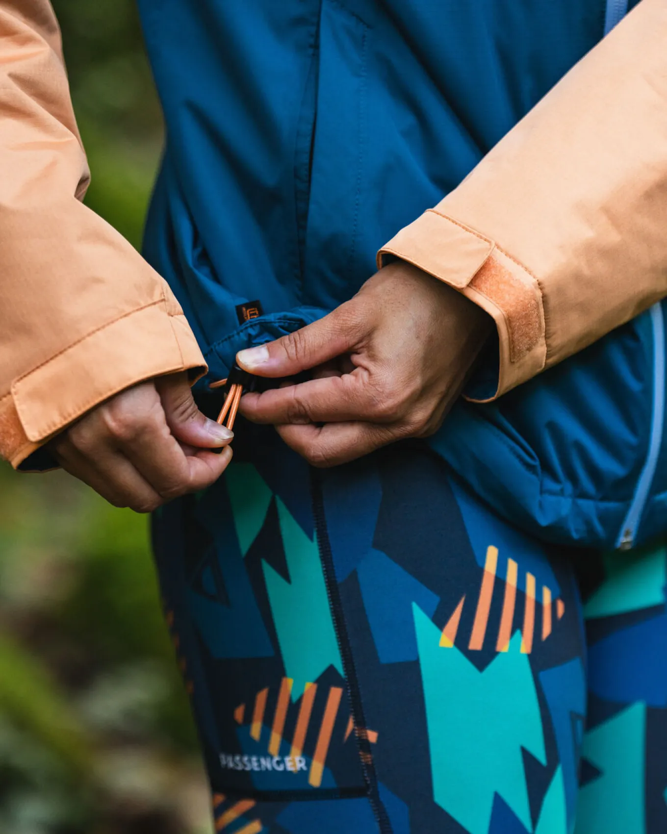 Terrain isolierte wasserabweisende Jacke - Korsarblau/Aprikose