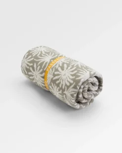 Travel Handtuch aus recycelter Mikrofaser - Seegras Kieselgrau