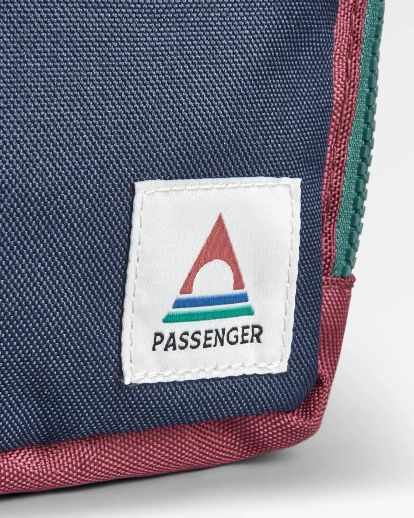 Travel Waschtasche aus recyceltem Material - Samba/ Tiefes Marineblau