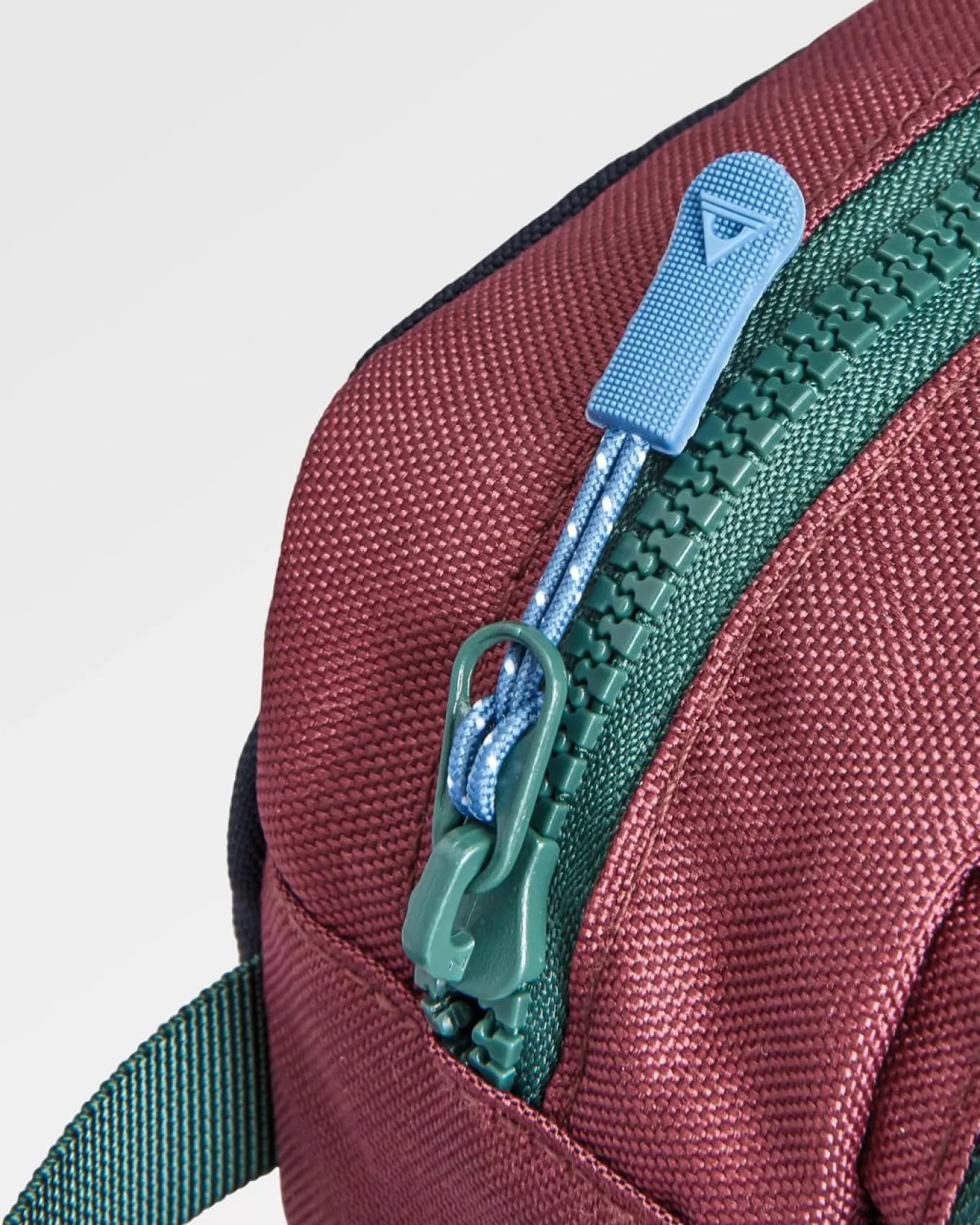 Travel Waschtasche aus recyceltem Material - Samba/ Tiefes Marineblau
