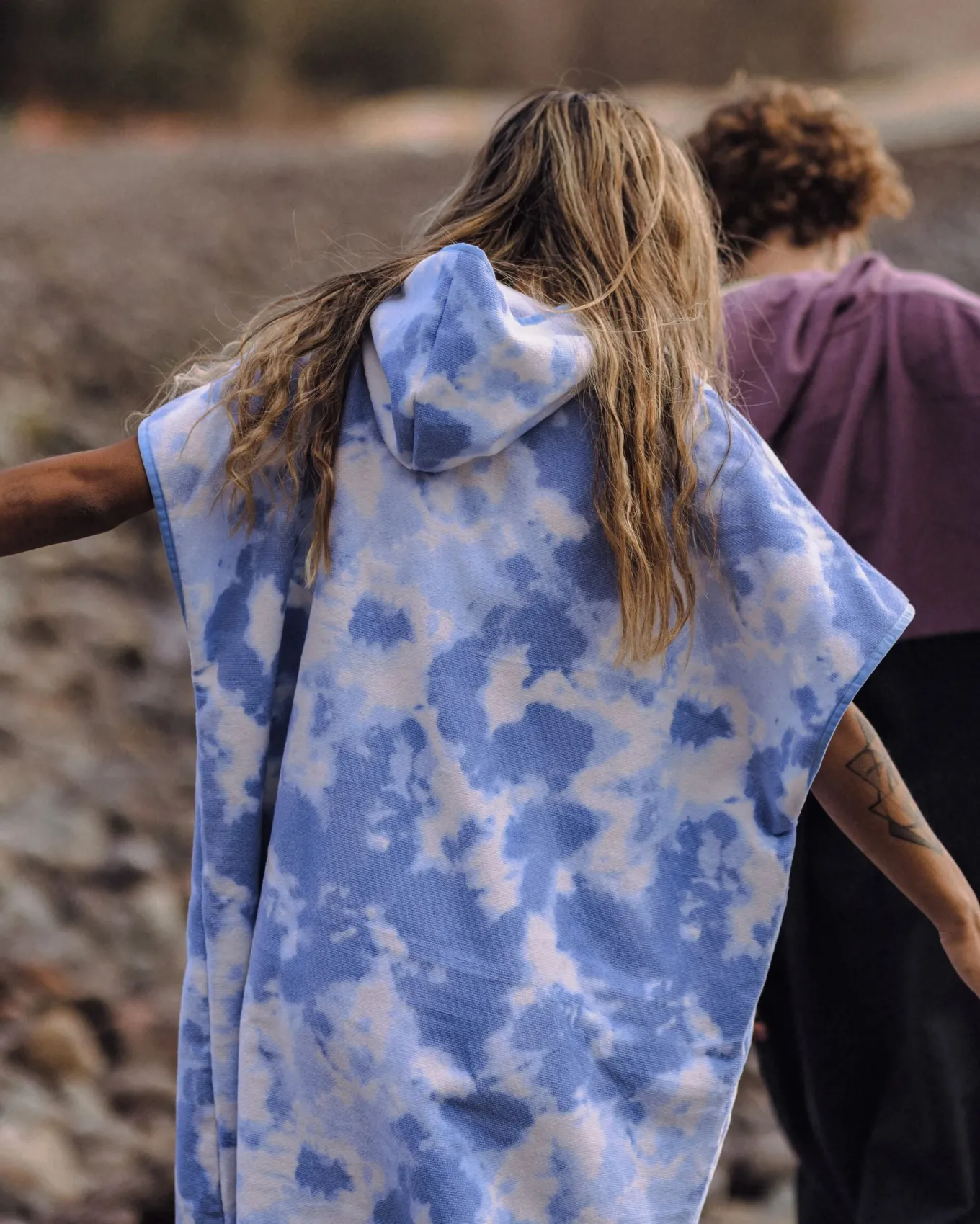 Tulum Recycelter Surf-Poncho - Tie Dye Kornblume