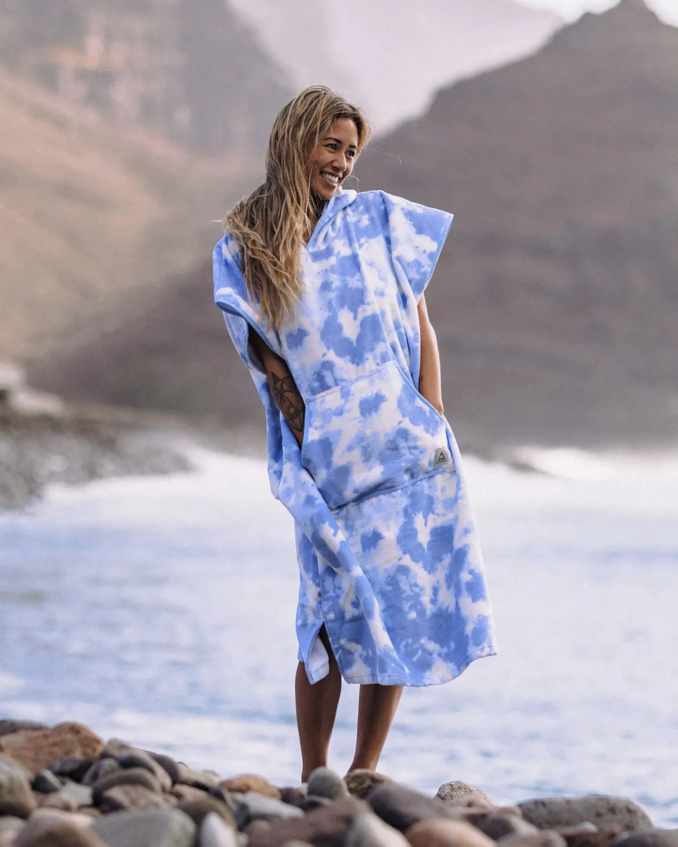 Tulum Recycelter Surf-Poncho - Tie Dye Kornblume