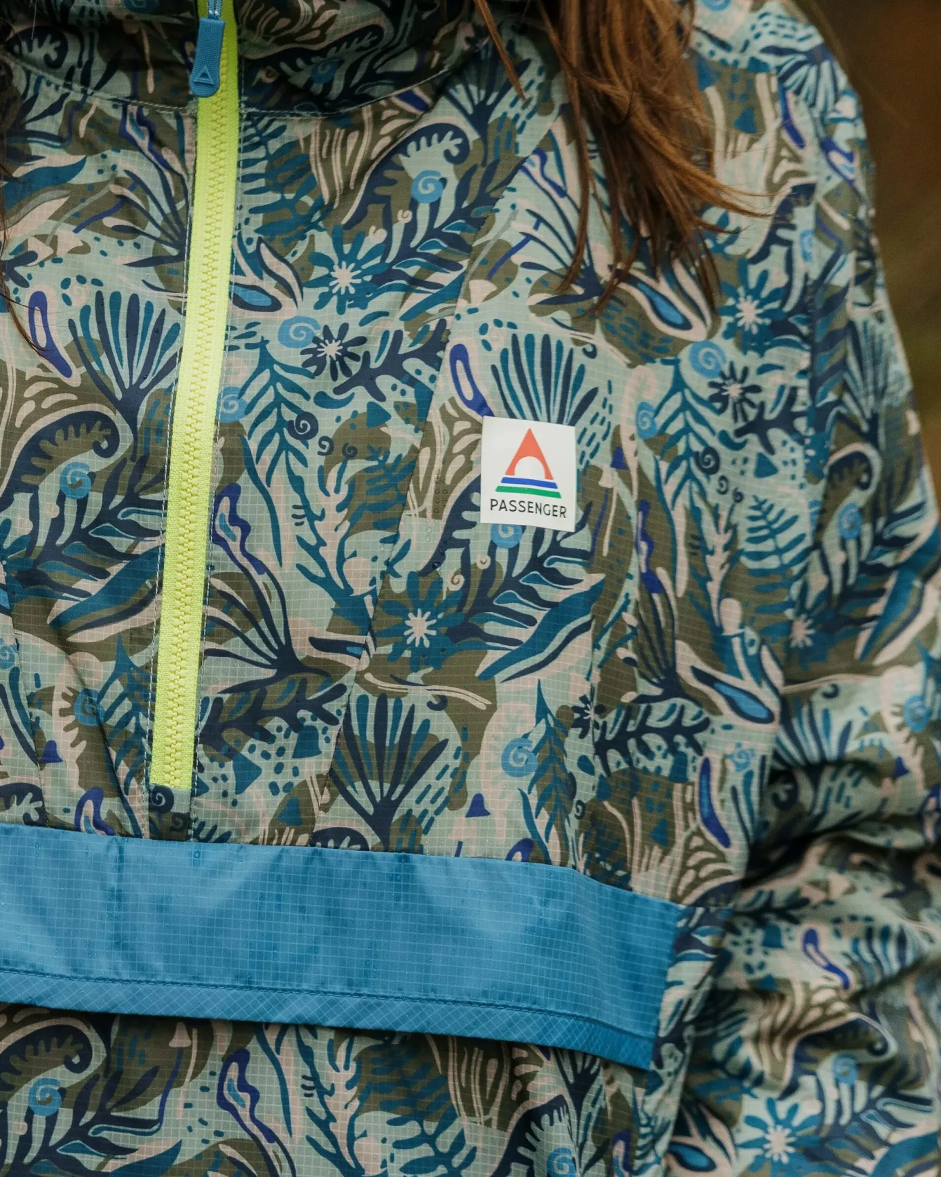 Viento Recycelte Windjacke Anorak - Abstrakte Seealge Pistazie