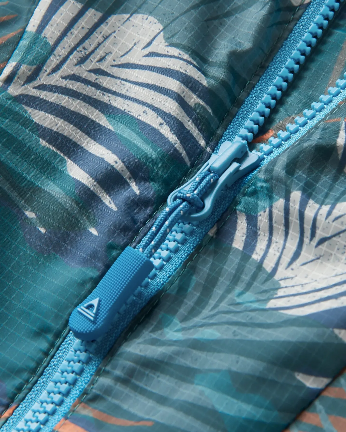 Viento Recycelte Windjacke Anorak - Palm Camo Tiefsee