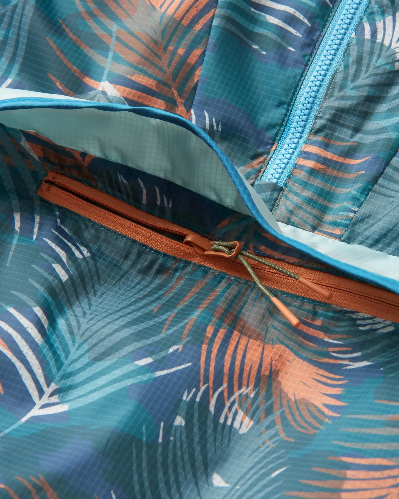 Viento Recycelte Windjacke Anorak - Palm Camo Tiefsee
