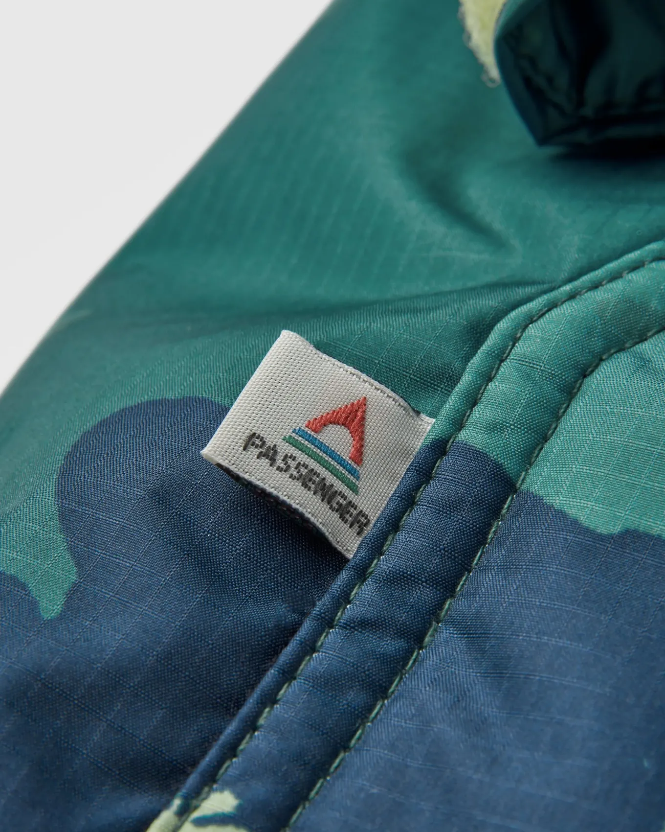 Waves Recycelter Sherpa Gefütterter Surf-Poncho - Alpen-Tarnung Regenwald