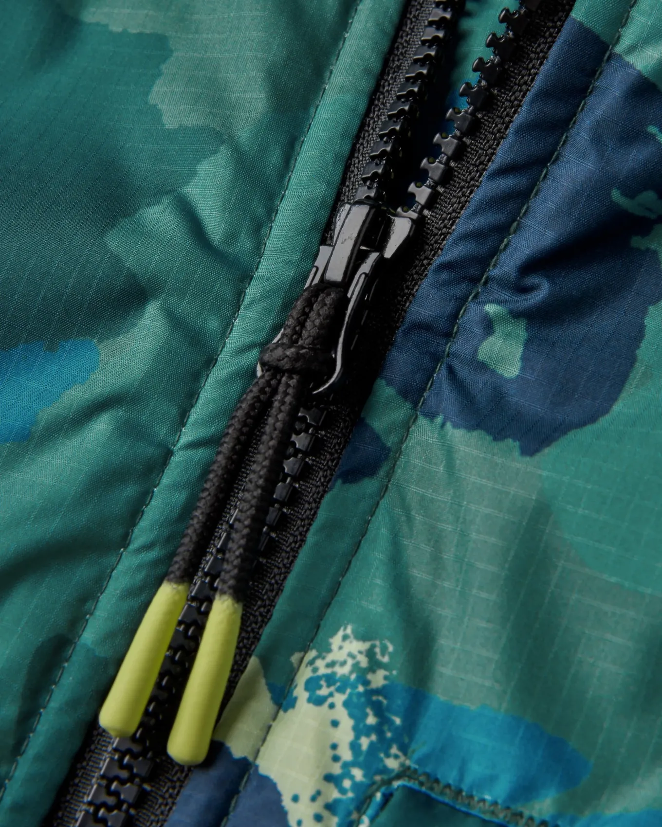 Waves Recycelter Sherpa Gefütterter Surf-Poncho - Alpen-Tarnung Regenwald