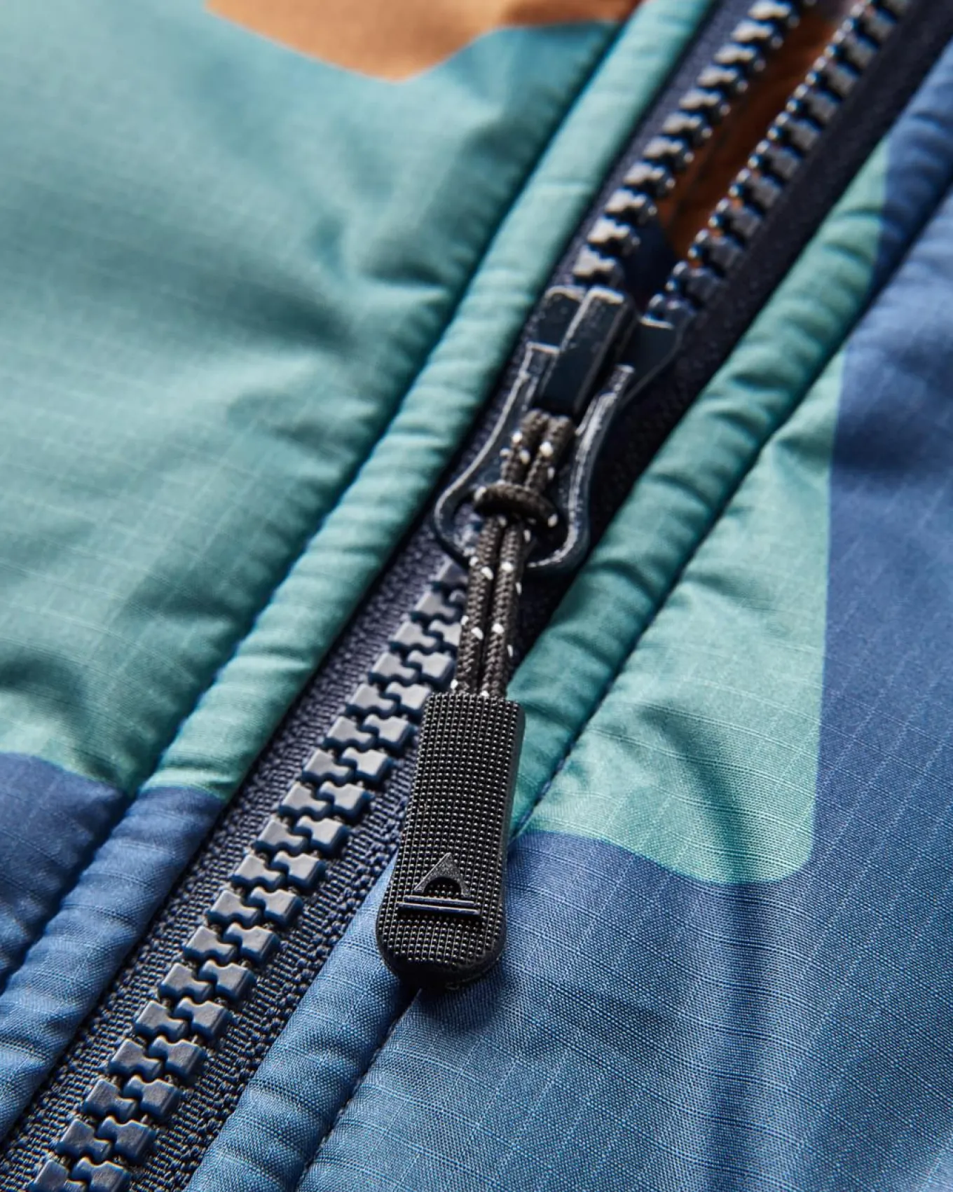 Waves Recycelter Sherpa Gefütterter Surf-Poncho - Tiefblaues Tarnmuster