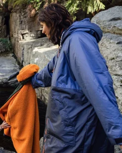 Waves Recycelter Sherpa Gefütterter Surf-Poncho - Dunkles Denim/ Tiefes Marineblau