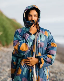 Waves Recycelter Sherpa Gefütterter Surf Poncho - Tiefblaues Camo