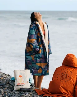 Waves Recycelter Sherpa Gefütterter Surf Poncho - Tiefblaues Camo