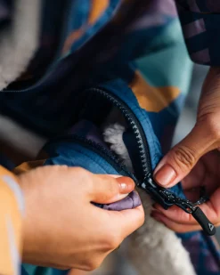 Waves Recycelter Sherpa Gefütterter Surf Poncho - Tiefblaues Camo