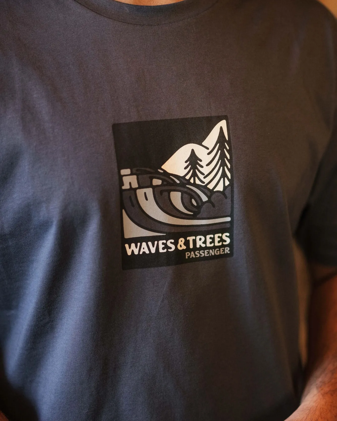 Waves u0026 Trees Bio-Baumwoll-T-Shirt - Holzkohle